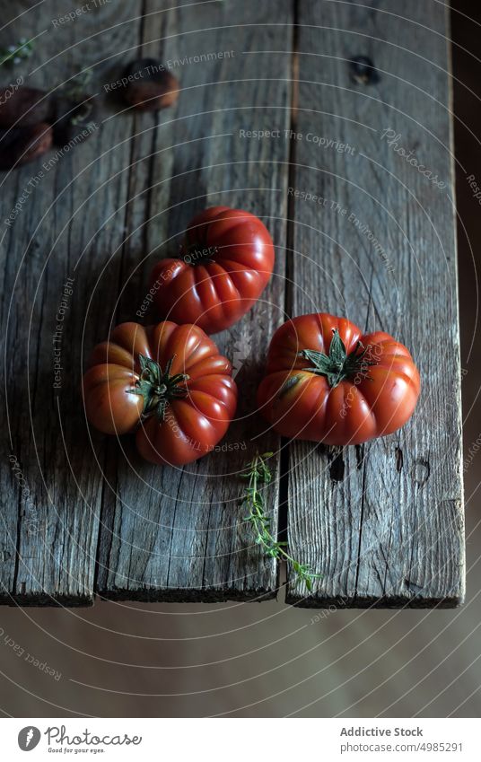 Reife Tomaten auf dem Tisch reif rot rustikal kulinarisch Layout Holz Gemüse Kraut Serviette Abendessen lecker Bestandteil Vegetarier gestreift Vitamin Veganer