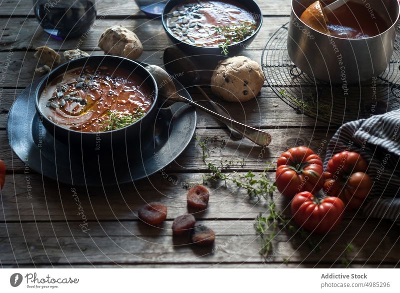 Cremige Tomatensuppe mit getrockneten Aprikosen Suppe Sahne serviert Saatgut organisch Brötchen lecker Veganer Garnierung Brot Feinschmecker Speise Abendessen