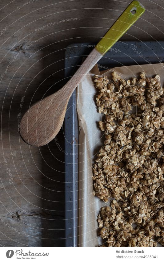 Walnüsse in einer Metallschale Walnussholz Tablett satt geschält hölzern Löffel Gesundheit Lebensmittel Diät Vegetarier geschmackvoll natürlich Nut organisch