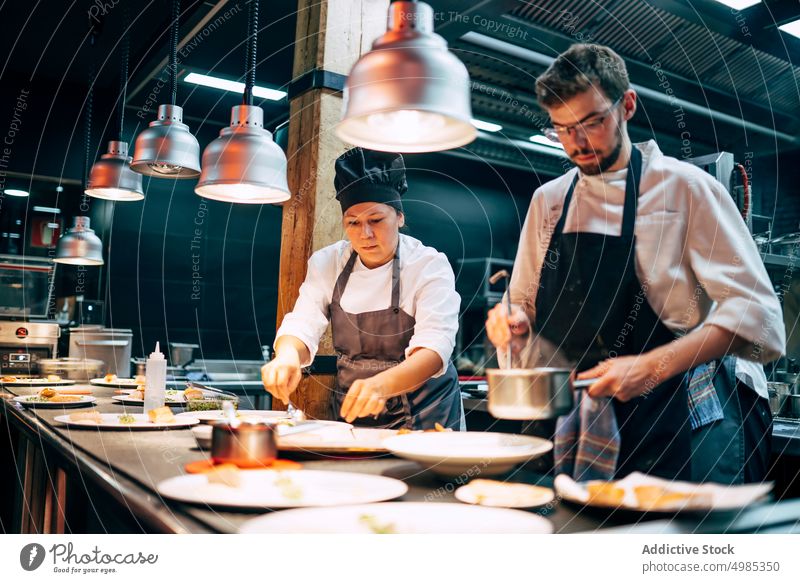 Menschen, die in einer Restaurantküche kochen und Essen servieren Küche Essen zubereiten Menschengruppe vorbereiten dienen Küchengeräte im Innenbereich