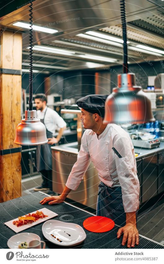 Coworking-Köche servieren Essen auf der Theke kocht dienen Küche Mann Restaurant Lebensmittel Beruf im Innenbereich professionell kulinarisch Design Reihe