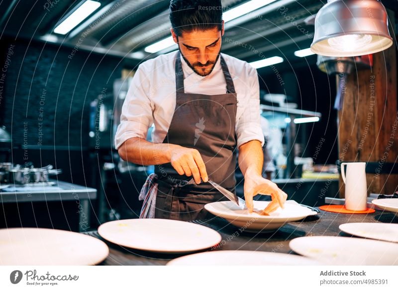 Mann an der Theke serviert Gerichte Küchenchef dienen Platten Reihe vorbereiten Lebensmittel Restaurant kulinarisch Team lecker Dienst Gastronomie professionell