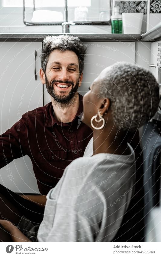 Inhalt: Multiethnische Liebende genießen einander zu Hause Paar heimwärts Glück Küche Lachen Kälte Stock Lächeln Partnerschaft Zusammensein romantisch ruhen