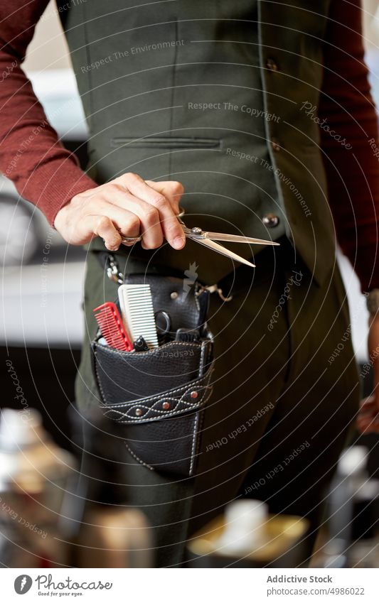 Friseur mit Schere im Friseursalon Mann Barbershop Werkzeug Instrument Salon Stil Pflege männlich professionell verschiedene trendy Outfit Dienst Arbeit Gerät