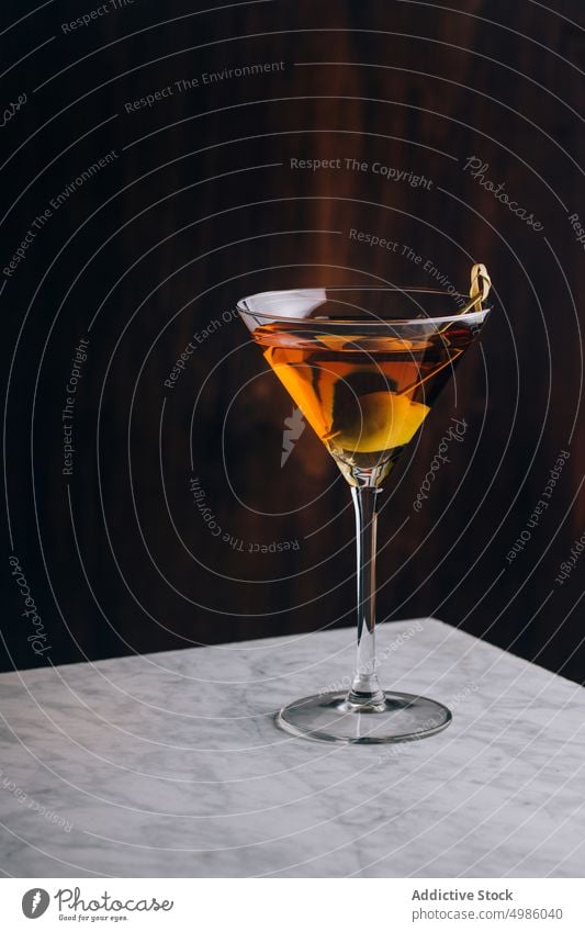 Glas Martini-Cocktail auf dem Tisch Erfrischung grünoliv Martiniglas Dirty Martini traditionell Oliven serviert dreckig Alkohol Getränk Vodka Bar Gin kalt