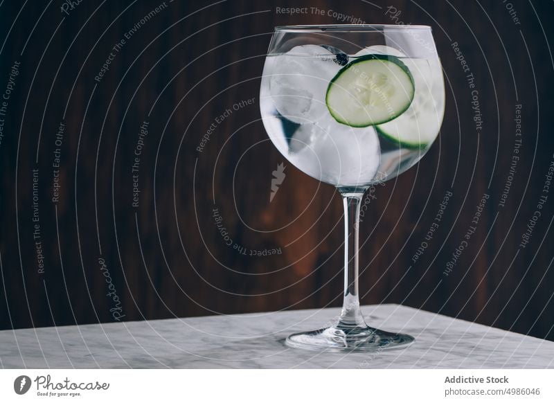 Gin Tonic mit Gurke und Eis Cocktail Salatgurke kalt trinken aktualisieren Alkohol Glas Getränk Erfrischung Schnaps Scheibe Aperitif geschmackvoll Party liquide