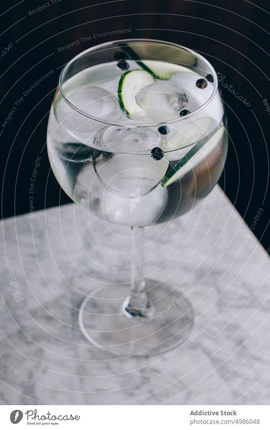 Gin Tonic mit Gurke und Eis Cocktail Salatgurke kalt trinken aktualisieren Alkohol Glas Getränk Erfrischung Schnaps Scheibe Aperitif geschmackvoll Party liquide