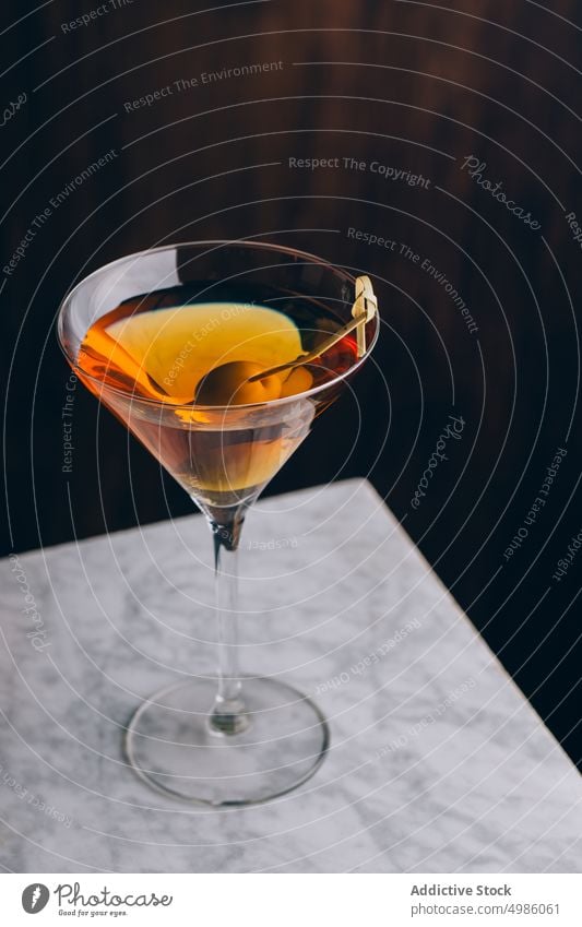 Glas Martini-Cocktail auf dem Tisch Erfrischung grünoliv Martiniglas Dirty Martini traditionell Oliven serviert dreckig Alkohol Getränk Vodka Bar Gin kalt