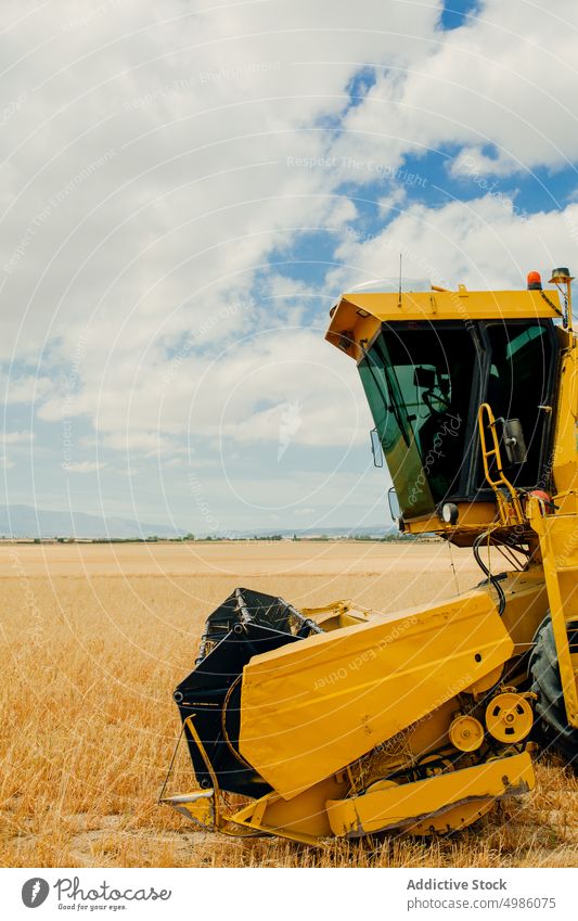 Mähdrescher bei der Arbeit in einem Getreidefeld Ackerbau Gerste Müsli Landschaft Schmutz Umwelt Gerät Bauernhof Feld Korn Ernte industriell im Freien mähen