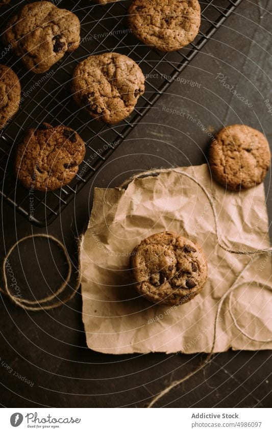 Hausgemachte Schokoladenplätzchen Cookies gebacken Chips Kühlregal knackig Lebensmittel selbstgemacht rustikal Zucker süß geschmackvoll lecker frisch Küche