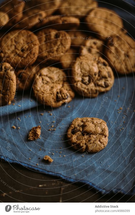 Hausgemachte Schokoladenplätzchen Cookies gebacken Chips knackig Lebensmittel selbstgemacht rustikal Zucker süß geschmackvoll lecker Serviette Stoff frisch