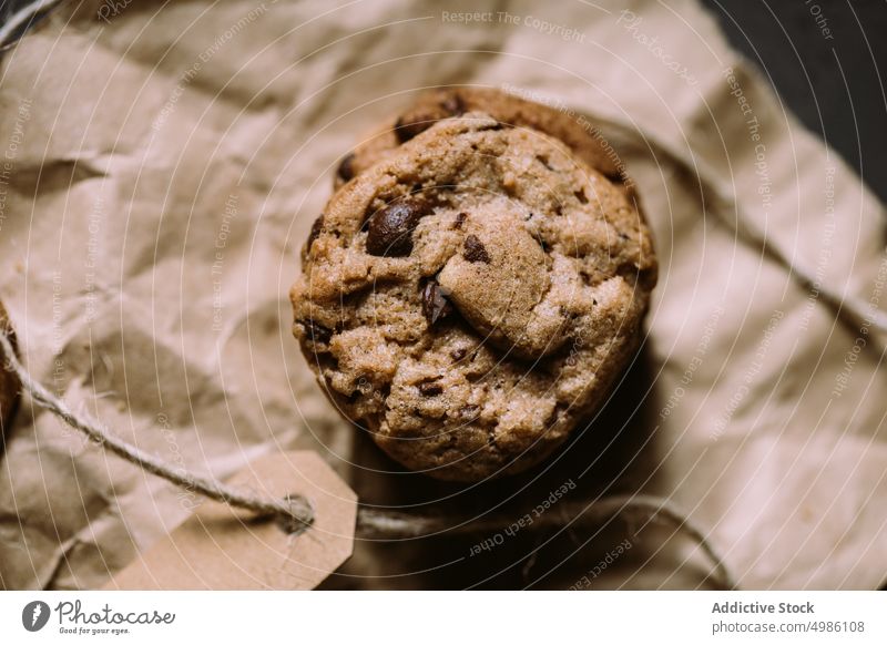 Hausgemachte Schokoladenplätzchen Cookies gebacken Chips knackig Lebensmittel selbstgemacht rustikal Zucker süß geschmackvoll lecker Papier frisch Küche Dessert