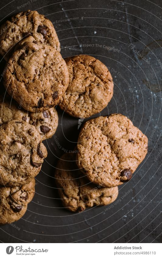 Hausgemachte Schokoladenplätzchen Cookies gebacken Chips knackig Lebensmittel selbstgemacht rustikal Zucker süß geschmackvoll lecker Papier frisch Küche Dessert