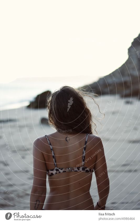 AM STRAND.. Frau Rückansicht Tattoo Bikini Rücken feminin Erwachsene Ferien & Urlaub & Reisen Sommer Farbfoto Erholung Strand Außenaufnahme Schwimmen & Baden