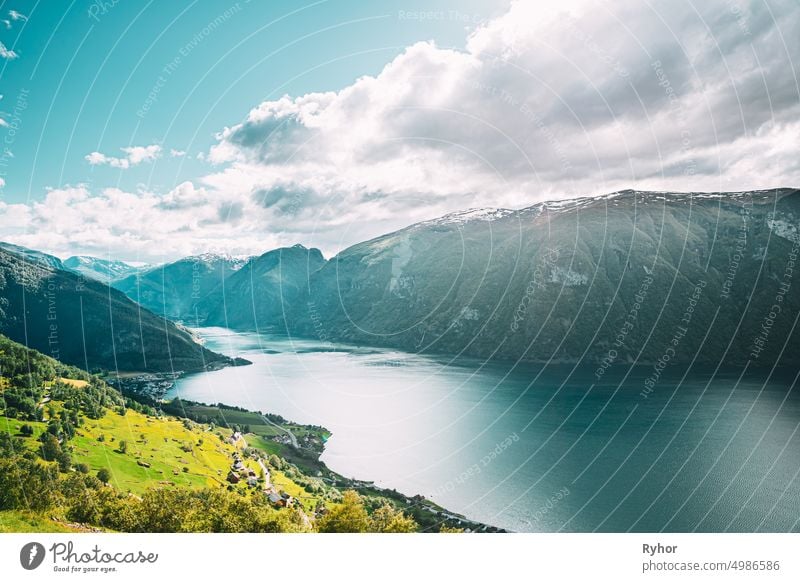 Aurland, Sogn und Fjordane Fjord, Norwegen. Erstaunliche Sommerlandschaft von Sogn Og Fjordane. Berühmtes norwegisches Wahrzeichen und beliebtes Reiseziel im Sommer