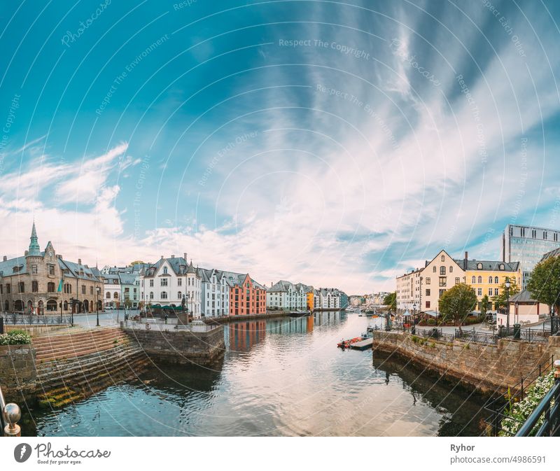 Alesund, Norwegen. Alte Häuser in bewölktem Sommertag. Art Nouveau Architektur ist historisches Erbe und Wahrzeichen. Panorama Architektur im Jugendstil Zentrum