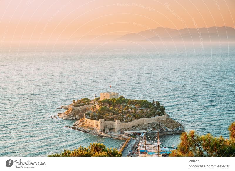 Kusadasi, Provinz Aydin, Türkei. Blick von oben auf die Taubeninsel. Alte Festung aus dem 14. und 15. Jahrhundert auf Guvercin Adasi in der Ägäis. Vogelinsel