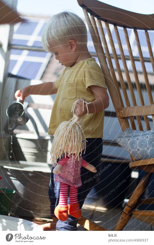 Anpacker I Kind Mensch Freude Spielen Kindheit spielen Fröhlichkeit Spaß Lebensfreude Kinderspiel Glück Freizeit & Hobby Bewegung Kleinkind Sommer gießen