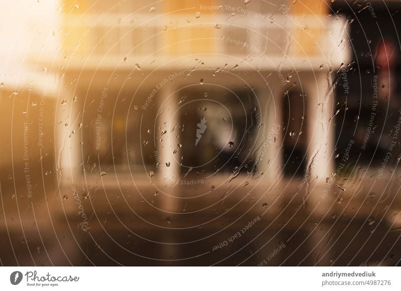 Regnerischer Stadthintergrund. Regentropfen auf Fensterglas an einem Herbsttag. Wet home Fenster mit Regentropfen. Hohe Qualität Foto Großstadt Glas regnerisch