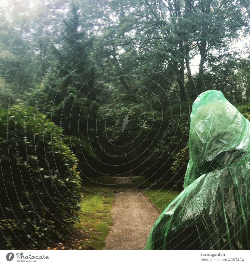 [HH unnamed road] Nur die Harten kommen in den Garten. Regen Park nass Regenponcho Plastik Weg grün Wasser Natur Wetter Außenaufnahme Straße Baum Tag