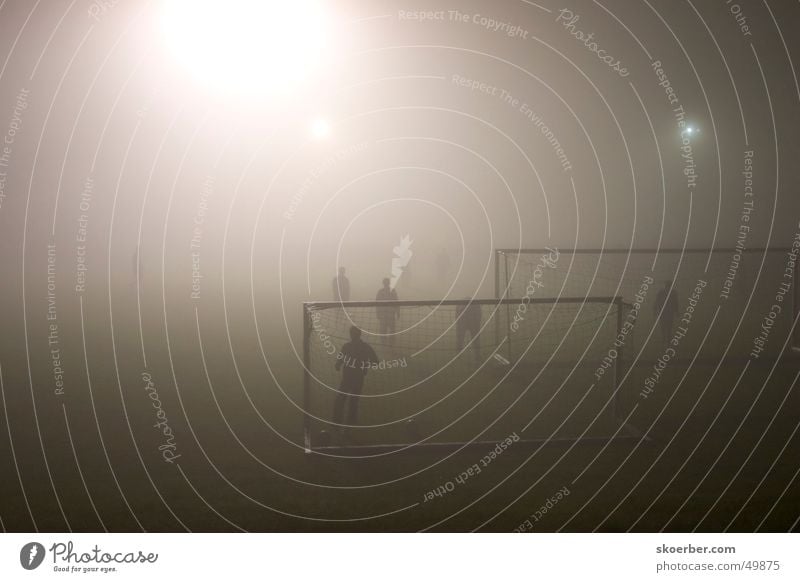 Fußballspiel bei Nebel Flutlicht Tor Rasen bolzplatz Sport-Training