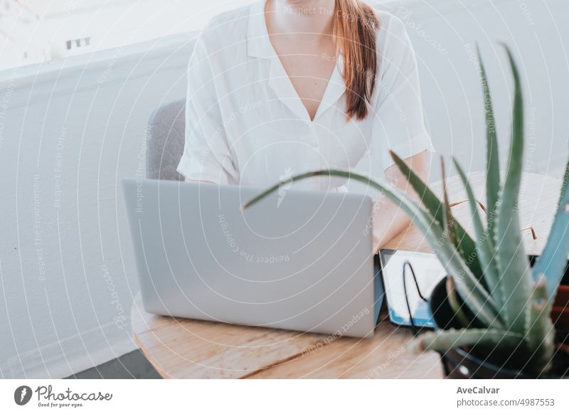 Close up Hände junge Geschäftsfrau arbeitet an einem Laptop auf der Terrasse eines modernen und trendigen Büro Desktop Internet Job Keyboard online Tippen