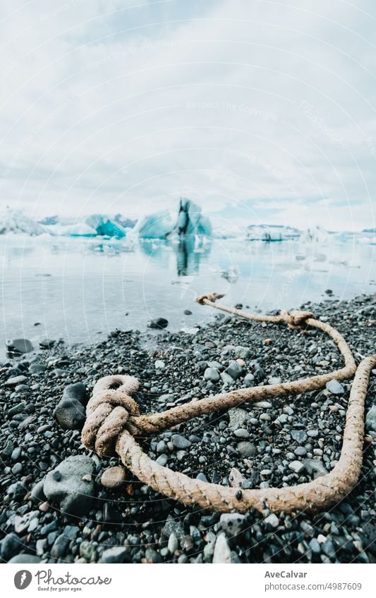 Vatnajokull-Eisberggletscher an einem klaren Tag auf Island, Taue am Ufer für Schiffe. Gletscher Person Lagune Klima arktische glazial wandern Norden Frau