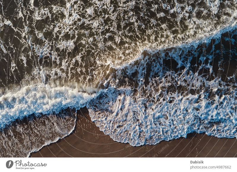 Küstenlinie mit Meereswellen und Sandstrand, Ansicht von oben MEER Wellen Antenne Strand Top Wasser blau Hintergrund Ufer Sommer tropisch sandig Natur reisen