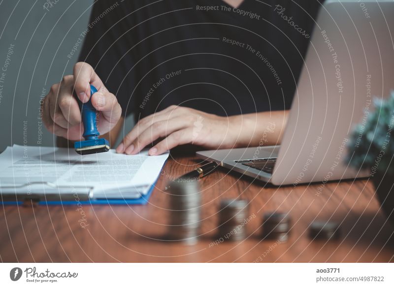 Signing Genehmigung Rekord Dokumente Stempel Bestätigung Beruf Unterschrift. Geschäftsmann Hand Stempeln Finanzen Papier Arbeit Konzept. Auftrag Anwalt