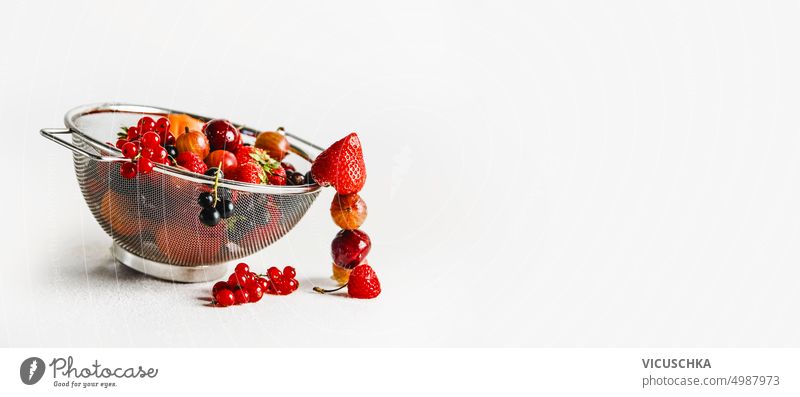 Sieb mit verschiedenen frischen Früchten und Beeren auf weißem Hintergrund. Banner weißer Hintergrund Transparente Design Menschengruppe rot lecker roh Frucht