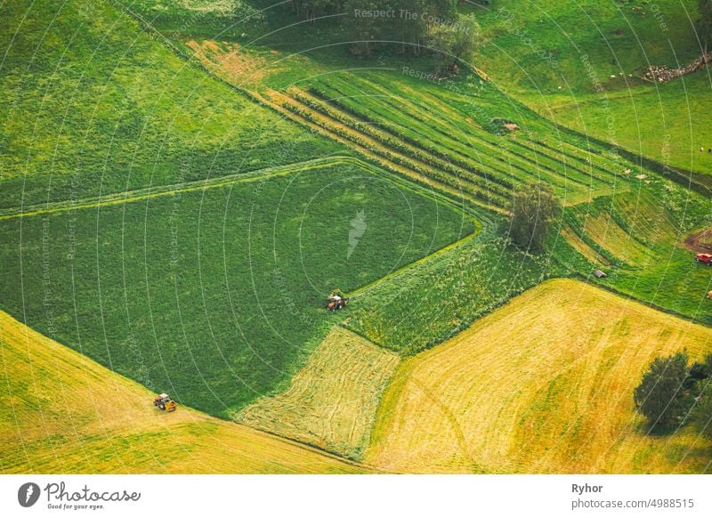 Norwegen. Amazing Summer Scenic Aerial View Of Norwegian Fields With Working Tractors In Summer Countryside Fields Rural Landscape Luftaufnahme