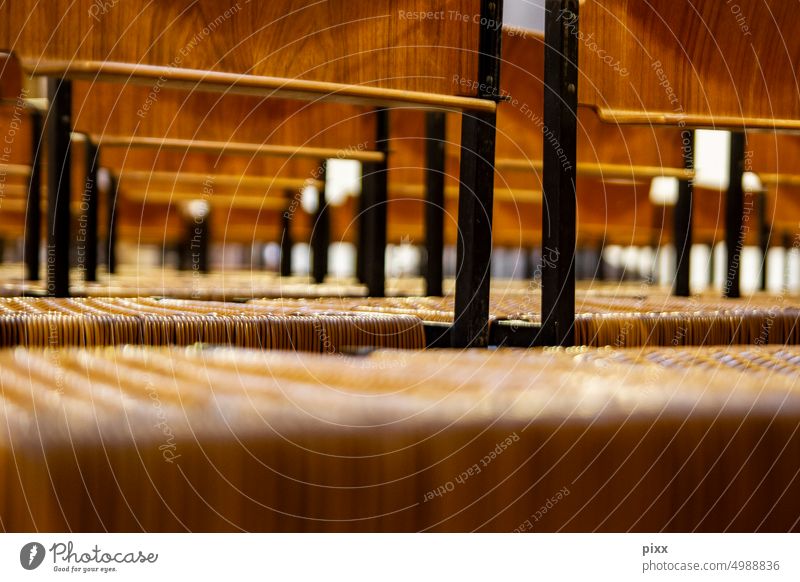 Blick durch Stuhlreihen in einem Kurhaus. Lehen und Sitzflächen Design Holz stühle Durchsicht Stuhllehne Teakholz Rehabilitation entspannung zuhören zusehen