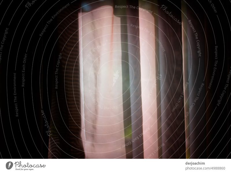 Die zugezogene Gardine läßt noch etwas Tageslicht hinein. Fenster Licht Vorhang Detailaufnahme Farbfoto Sonnenlicht Innenaufnahme Schatten weiß Sichtschutz