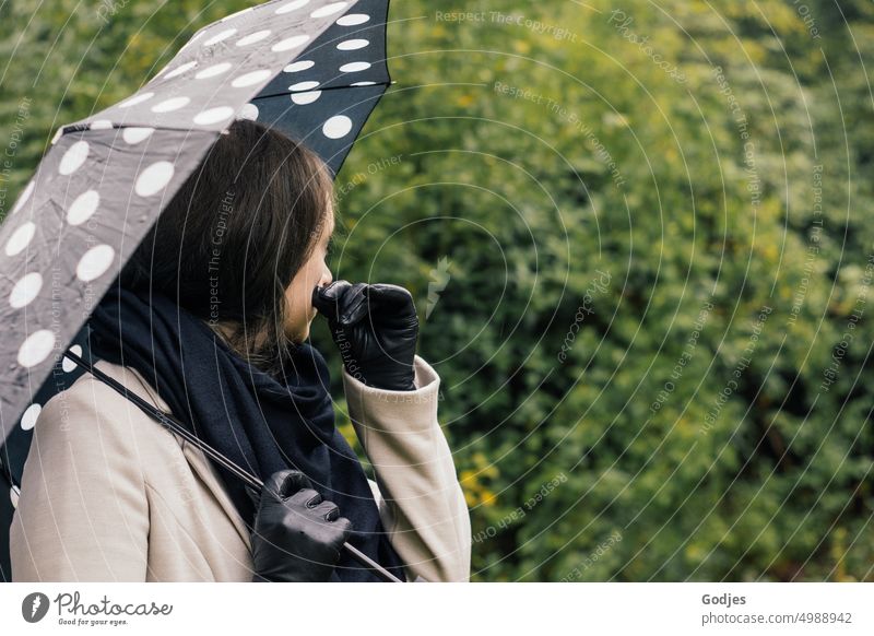 [HH Unnamed Road Tour] trauernde Frau mit Regenschirm auf dem Friedhof Trauer Tränen Traurigkeit weinen Gesicht Auge Verzweiflung Haare & Frisuren Gefühle