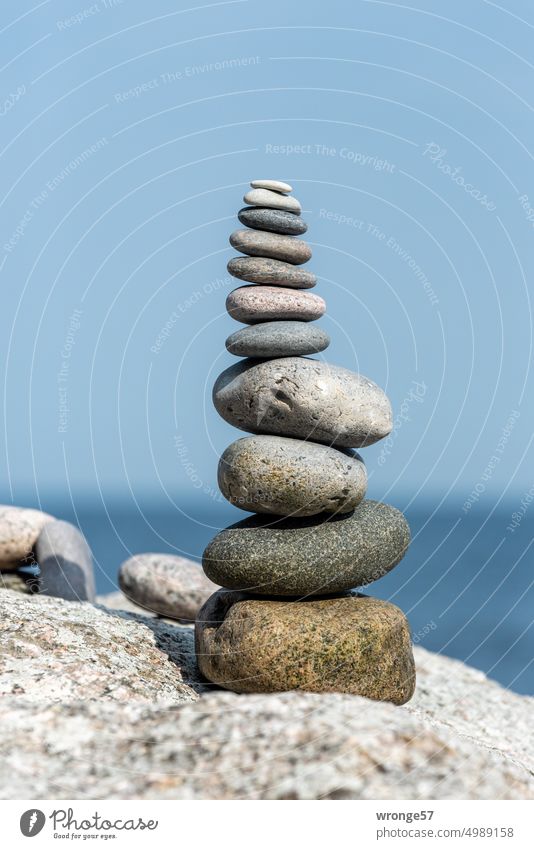 Balanceakt am Strand balancieren Gleichgewicht Außenaufnahme Farbfoto Steine Steine am Strand Steinmanderl Steinturm Küste Himmel Meer Kieselsteine Menschenleer