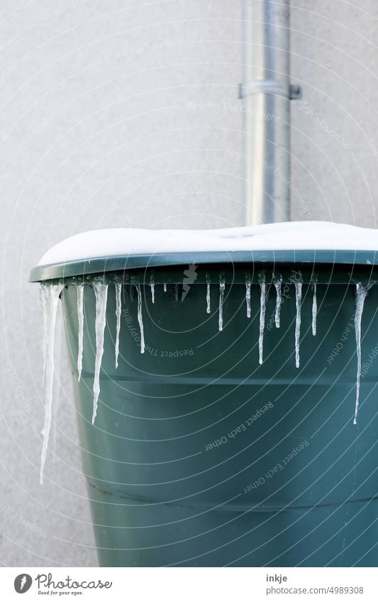 Eiszeit Winter Außenaufnahme Eiszapfen Regentonne Gefroren Weiß Grün Kontrast Schnee Kalt Menschenleer gefroren kalt Frost Tag Farbfoto Wasser Nahaufnahme