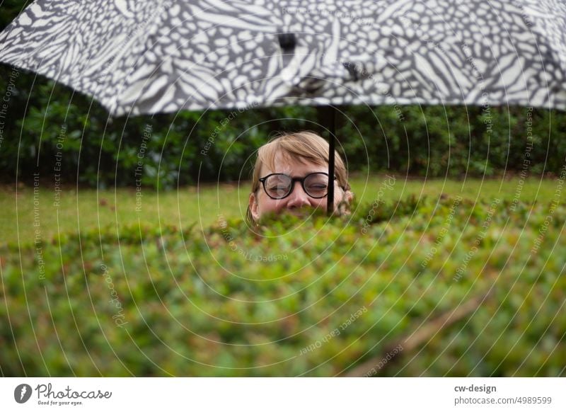 [HH Unnamed Road] Die, die immer lacht Frau Lachen Regenschirm Schirm schlechtes Wetter Mensch Gedeckte Farben Schutz Herbst Außenaufnahme nass Tag Klima kalt