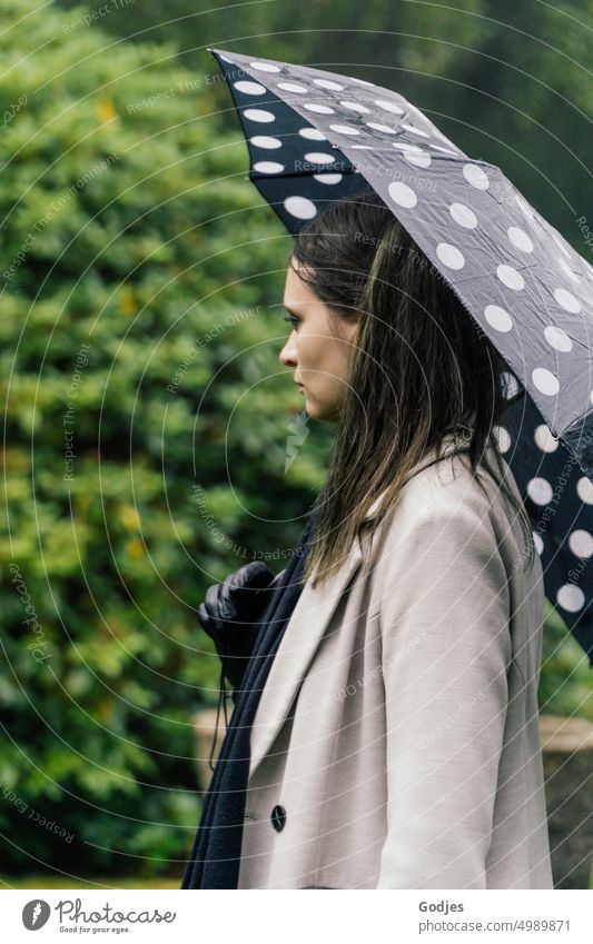 [HH Unnamed Road]  Junge Frau mit Regenschirm abgewandt Wegsehen Mensch feminin ruhig Gefühle ästhetisch Stil Handschuhe Herbst Winter Melancholie Schal Mantel