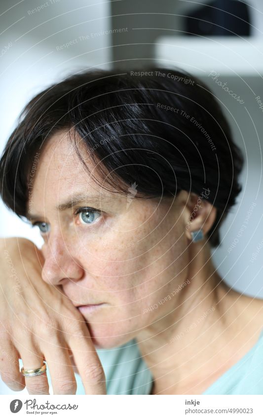 nachdenkliche Frau Portrait Frauenportrait Nahaufnahme Gesicht 40 bis 50 Jahre Midlife Crisis Krise Gedanken Nachdenklich blass authentisch Traurigkeit Kummer