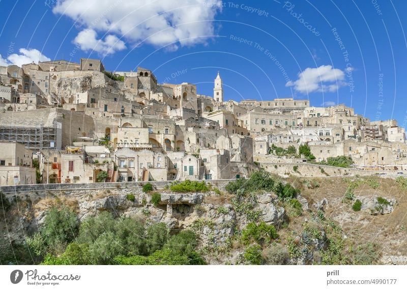 Matera in Süditalien matera Großstadt Basilikata Italien alt historisch Haus Gebäude Kultur Tradition Sommer sonnig Sassi di matera Schlucht antik antike Stadt