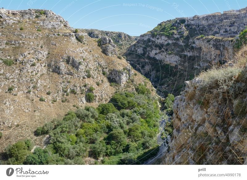 Matera in Süditalien matera Basilikata Italien alt historisch Gravina di Matera Sommer sonnig Gebirgsfluss Sassi di matera Schlucht Höhlenwohnung antik