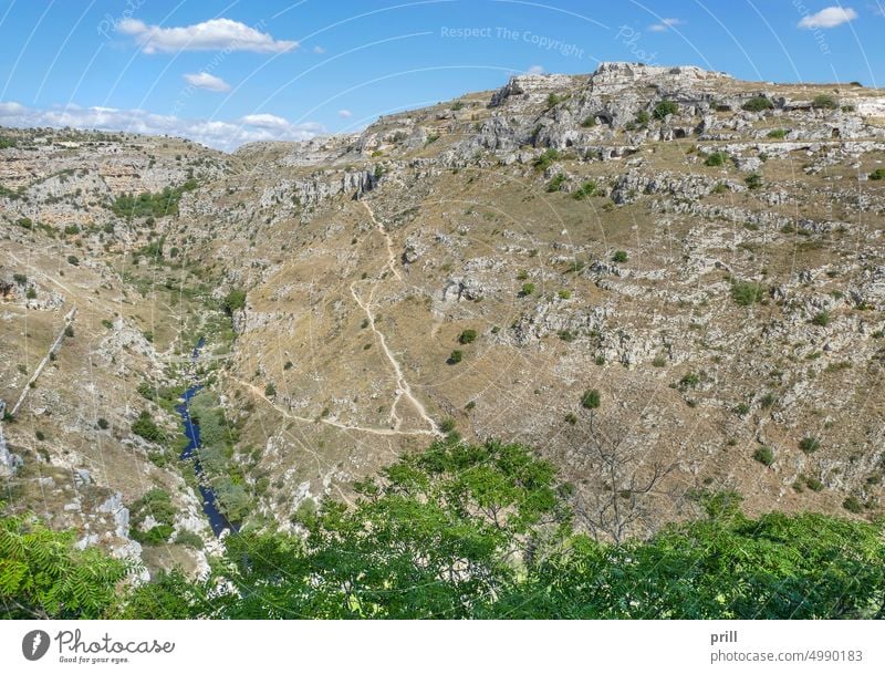 Matera in Süditalien matera Basilikata Italien alt historisch Gravina di Matera Sommer sonnig Gebirgsfluss Sassi di matera Schlucht Höhlenwohnung antik