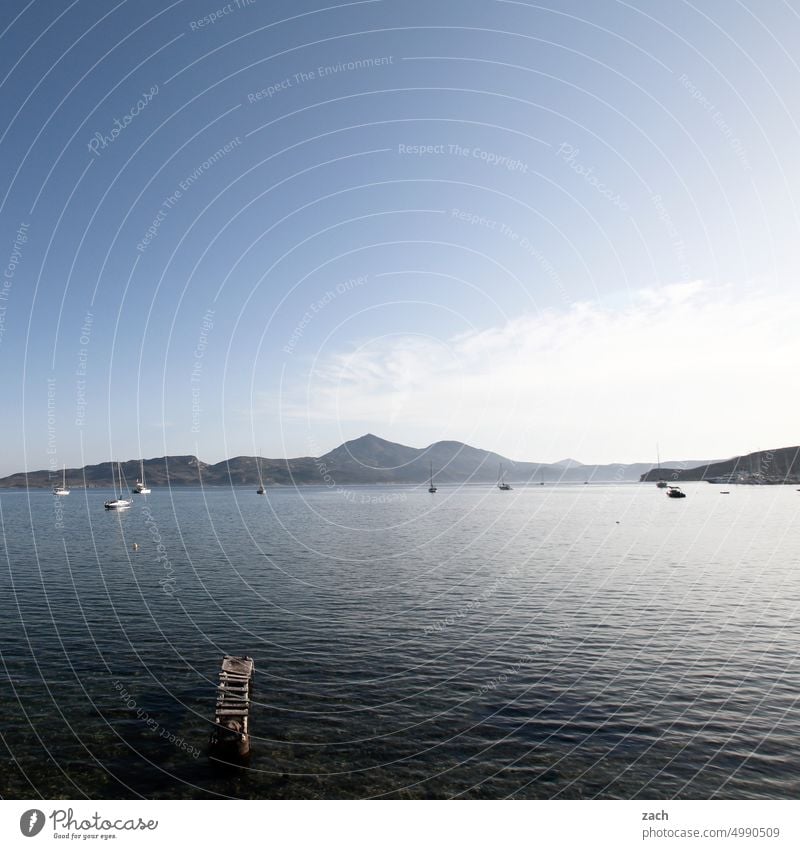 FernwehBlues Wasser Meer Kykladen Griechenland Ägäis Mittelmeer Insel Milos Kapelle Kirche Bucht Bay Hügel Berge u. Gebirge Schiff Boot Jacht Wellen Himmel blau