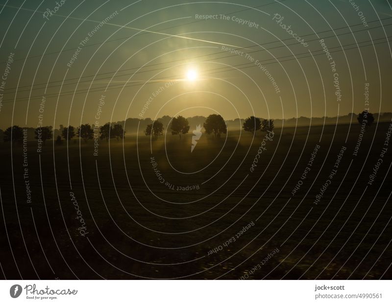 Anbruch des Tages über der Landschaft am frühen Morgen Sonnenuntergang Dämmerung Himmel Sträucher Frühmorgendlicher Nebel Natur Bahnfahren Silhouette