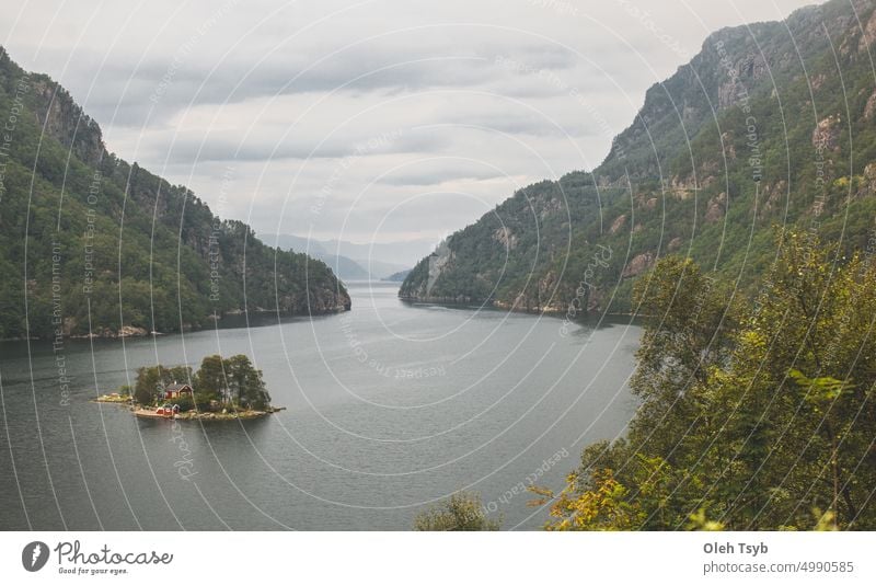 Haus auf der Insel der Teiche, Seen und Fjorde in Norwegen Fluss Berge u. Gebirge grün Natur Norweger Gras reisen Landschaft Skandinavien Europa Norden nordisch