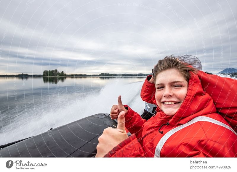 geringfügig windig zodiac Bootsfahrt Wind Ausflug lachen glücklich Junge Familie schnell Glück Spaß haben Fröhlichkeit Kindheit Vancouver Island Fernweh Ferne