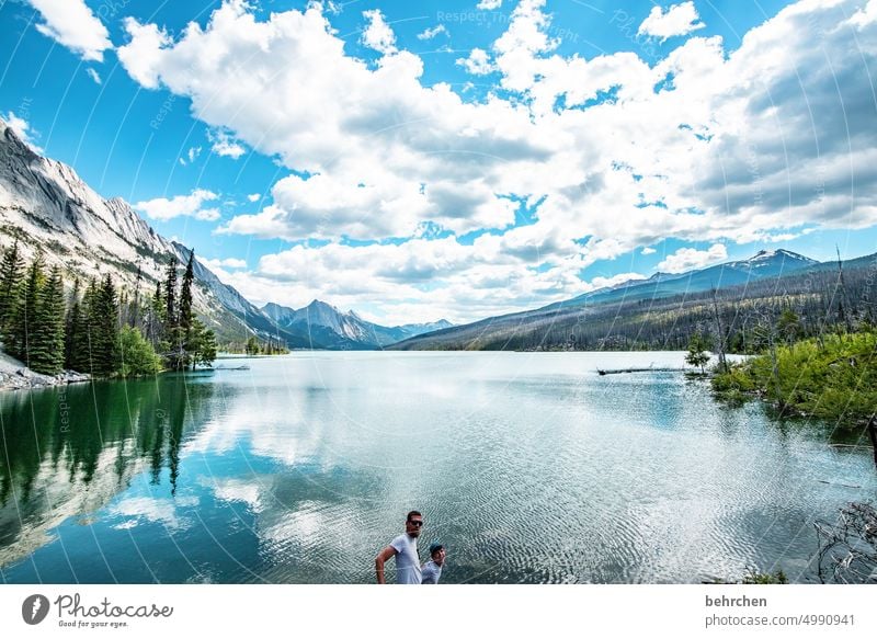 am unteren rand Alberta Wolken Freiheit Abenteuer Jasper National Park See Bäume Landschaft Wald Berge u. Gebirge Kanada Nordamerika Farbfoto Rocky Mountains