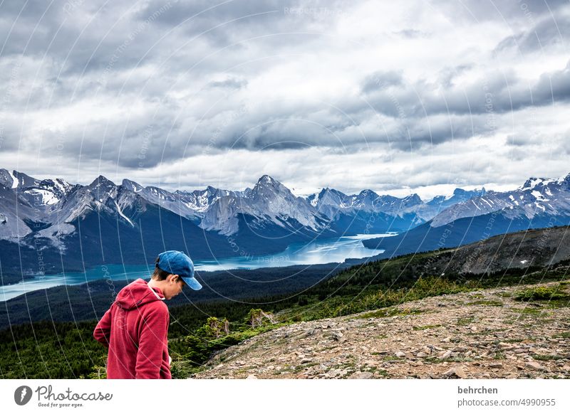 rotjäckchen Maligne Lake Freiheit Berge u. Gebirge Fernweh Ferien & Urlaub & Reisen Rocky Mountains Ferne Farbfoto Kanada wandern Sohn Außenaufnahme besonders