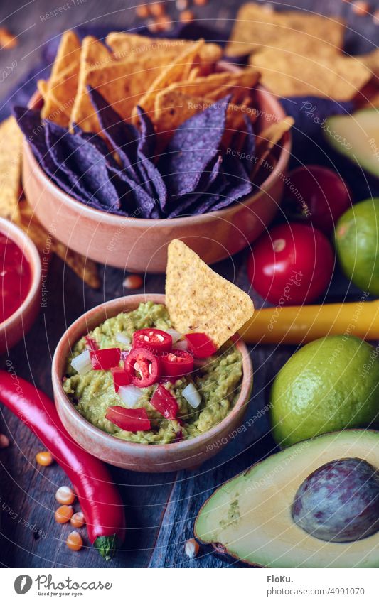 Tortilla Chips mit Guacamole Tortille Lebensmittel Avocado Gesundheit frisch lecker Mahlzeit Küche Gemüse geschmackvoll organisch Ernährung Vegetarier