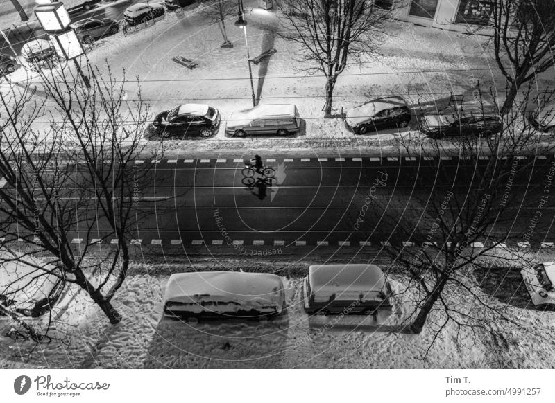 Winternacht mit Schnee in Prenzlauer Berg kastanienallee Berlin Nacht Blick nach unten Außenaufnahme Stadtzentrum Altstadt Hauptstadt s/w bnw Schwarzweißfoto